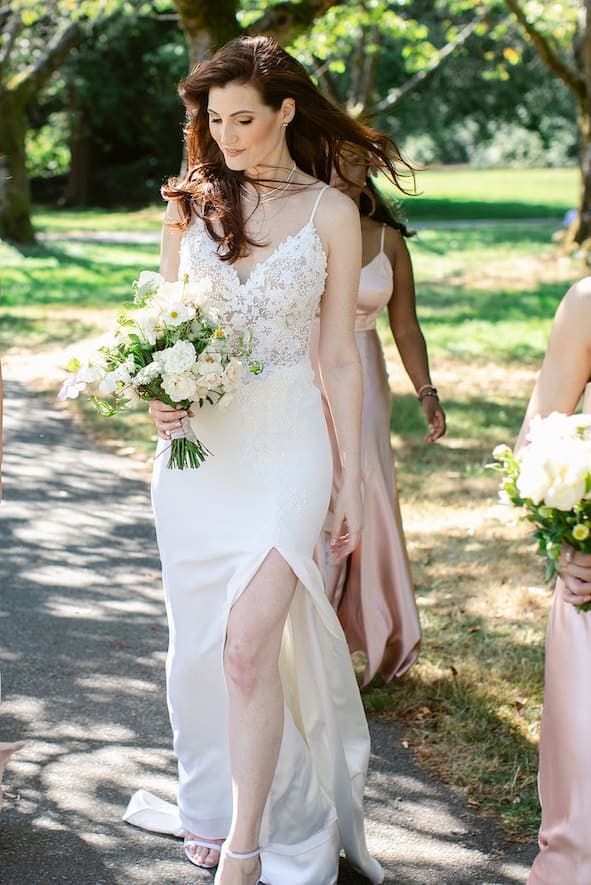 Summer garden wedding bouquet by Bloomiér